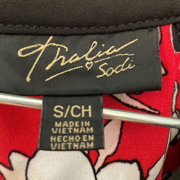 Thalia Sodi faux wrap sleeveless halter to with geometric floral print - Picture 6 of 8